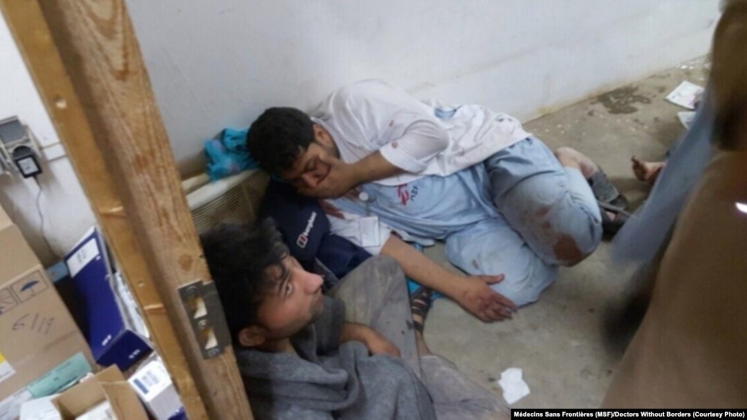 Personal de Médicos sin Fronteras en shock tras el bombardeo accidental del hospital en Kunduz, el 3 de octubre de 2015.