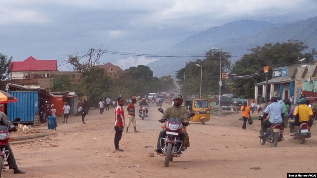 Circulation na nzela monene ya Uvira, Sud-Kivu, 27 septembre 2017. (VOA/Ernest Muhero).
