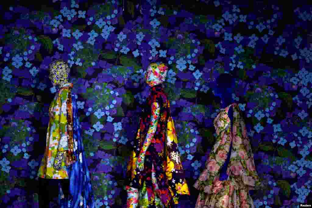 Models prepare to display Richard Quinn&#39;s Spring/Summer 2018 show in the Liberty Store at London Fashion Week in London, Sept. 16, 2017.