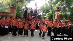 ဒေါင်းတို့မျိုးဆက် သင်္ကြန်သံချပ် အဖွဲ့ (ဓါတ်ပုံ- ဒေါင်းတို့မျိုးဆက်)