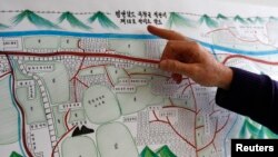 북한 수용소 감독원 출신 탈북자 김혜숙 씨가 그린 그림을 지난 2014년 2월 유엔 인권 관계자가 설명하고 있다. (자료사진)