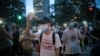 香港示威者在抗议活动中打开手机闪光灯游行。（2020年6月9日）
