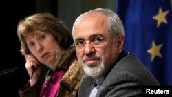 Eron tashqi ishlar vaziri Muhammad Javod Zarif va Yevropa Ittifoqi rasmiysi Ketrin Eshton Jenevadagi muzokaralar yakunida matbuot anjumanida ishtirok etmoqda, 10-noyabr, 2013-yil