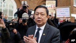 缅甸驻英国大使佐绥敏（Kyaw Zwar Minn）在缅甸驻伦敦大使馆外对媒体发表讲话。（2021年4月28日）