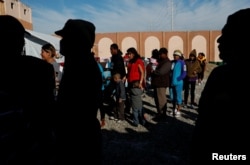 AQSh chegarasiga yetib kelgan Markaziy amerikalik muhojirlar tushlik uchun navbatda. Tixuana, Meksika. 12-dekabr, 2018-yil