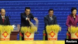 (左起)缅甸总统吴登盛、中国总理李克强、柬埔寨首相洪森和泰国总理英拉在东盟博览会开幕式上