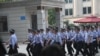 济南中级人民法院前加强了警力