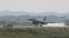21일 괌에서 발진한 미 공군 장거리 전략폭격기 B-1B 2대가 군사분계선 주변을 비행한 후, 1대는 21일 주한미군 오산공군기지에 착륙하고 있다. B-1B가 한국에 착륙하는 것은 이번이 처음이다.