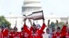 미국 워싱턴 DC의 네셔널몰에서 북미아이스하키리그(NHL) 스탠리컵 우승 축하 기념식이 열린 가운데, 2018년도 우승팀인 워싱턴 캐피털스의 알렉스 오베츠킨이 스탠리컵을 들어 올리고 있다.