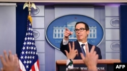 AQSh Moliya vaziri Stiven Mnuchin Oq uyda jurnalistlarga ma'lumot bermoqda, 2019-yil, 11-oktabr