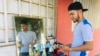 Abraham Díaz, barbero de calle venezolano, en Maracaibo. Foto: Gustavo Ocando/VOA.