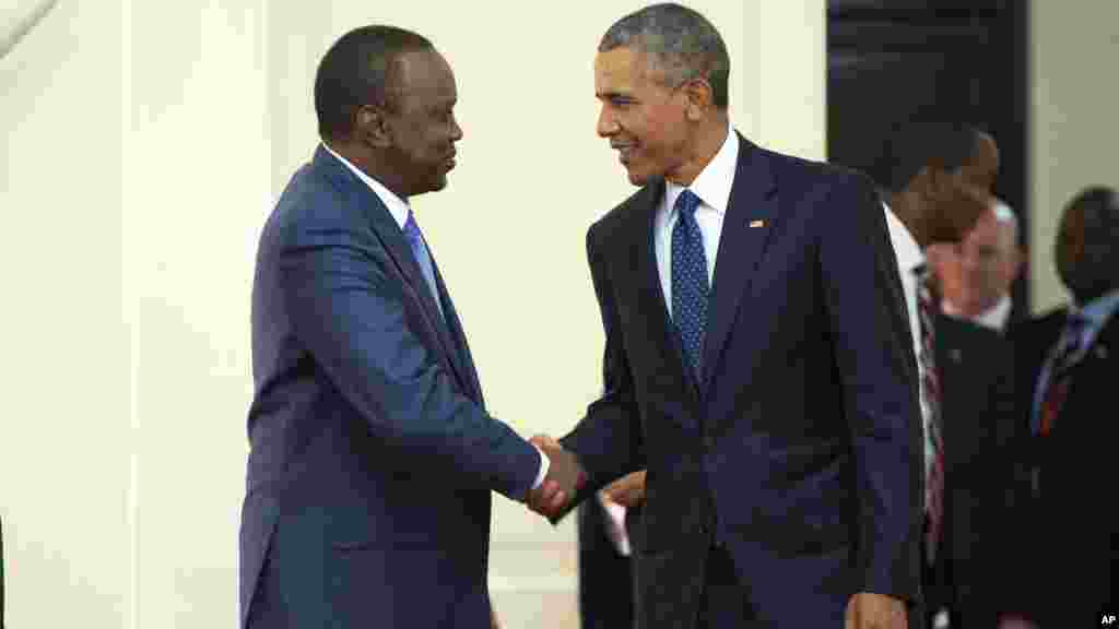 Rais Barack Obama, kulia, akipeana mikono na Rais wa Kenya, Uhuru Kenyatta kabla ya mkutano wa pamoja huko Ikuly, Jumamosi, Julai 25, 2015, mjini Nairobi, Kenya.