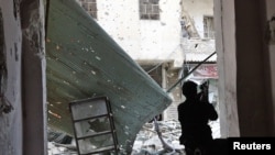 Chiến binh của lực lượng Giải phóng Syria trong cuộc đụng độ với lực lượng chính phủ tại Aleppo, ngày 26/11/2012.