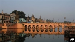 People stand on a bridge in Ayodhya, India, 02 Oct 2010