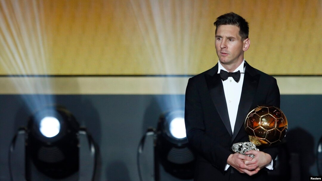 FC Barcelona's Lionel Messi of Argentina holds the World Player of the Year award during the FIFA Ballon d'Or 2015 ceremony in Zurich, Switzerland, January 11, 2016. REUTERS/Arnd Wiegmann - RTX21WYE
