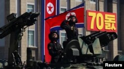 9일 평양 김일성 광장에서 열린 북한 정권 수립 70주년 열병식에서 북한 탱크 부대가 행진하고 있다.