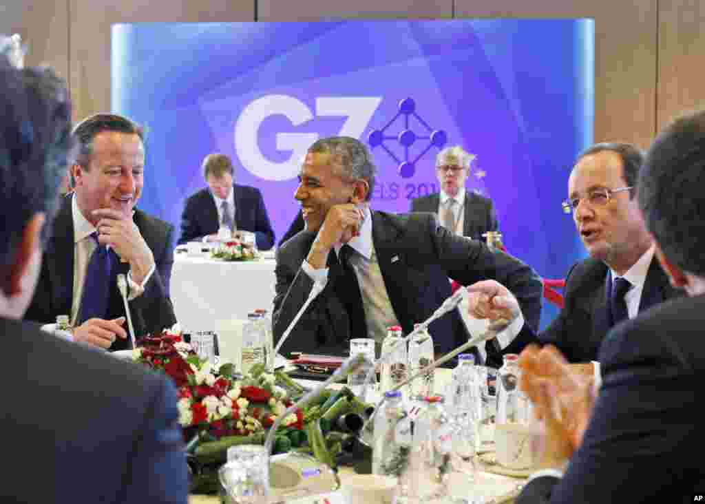 Bryusselda bo'lib o'tayotgan Katta Yettilik yig'inida AQSh prezidenti Barak Obama (markazda) Britaniya Bosh vaziri Deyvid Kameronga qarab kulyapti, 5-iyun, 2014-yil.