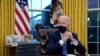 美国总统拜登(Joe Biden)2021年1月20日就职当日在白宫工作（美联社）