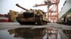 Танки Abrams, за очікуваннями, допоможуть ЗСУ долати російські укріплення. Архівне фото: Танк Abrams вивантажено в порту Польщі