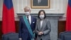 台湾总统蔡英文10月7日在台北颁授法国参议院友台小组主席李察“特种大绶卿云勋章” （台湾总统府提供)