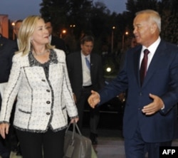 Xillari Klinton 2011-yilning oktabrida Toshkentda bo'lganida, Islom Karimov bilan huquq va demokratiya haqida ochiqchasiga gaplashgan va uni tuzumni isloh qilishga undagan