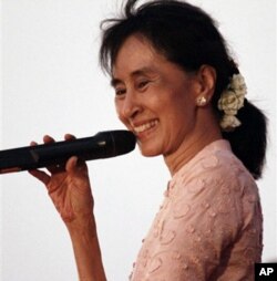 昂山素季在竞选活动中对支持者讲话