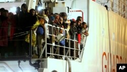 Italiyaning Sitsiliya oroliga yetib kelgan afrikalik muhojirlar, 14-aprel, 2015