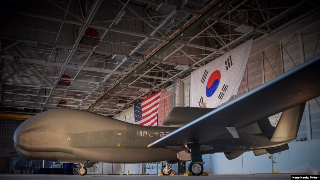 해리 해리스 주한 미국 대사는 19일 트위터에 ‘대한민국공군’ 글자가 적힌 무인정찰기 ‘글로벌호크’ 1기 사진을 공개했다. 사진 출처: 해리 해리스 주한 미국 대사 트위터 캡처