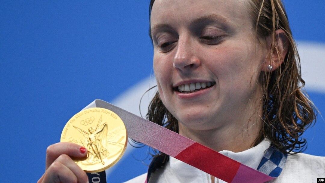 Katie Ledecky poses with her medal after the final of the women's 800m freestyle swimming event during the Tokyo 2020 Olympic Games at the Tokyo Aquatics Centre in Tokyo on July 31, 2021.