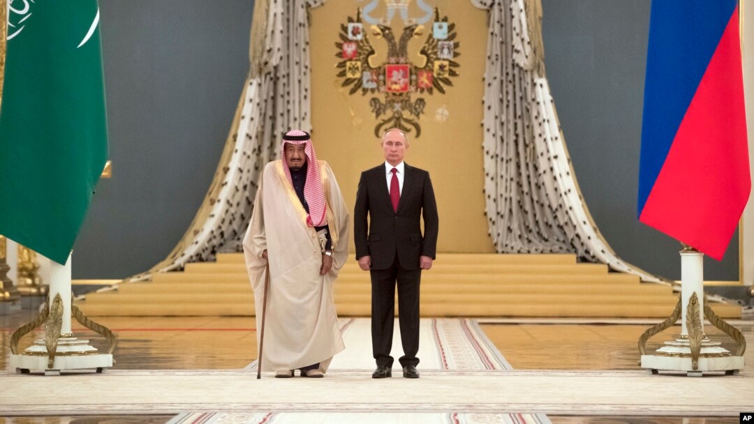 Saudiya Arabistoni Qiroli Salmon (chapda) Rossiya Prezidenti Vladimir Putin bilan, Moskva, Rossiya, 5-oktabr, 2017-yil.