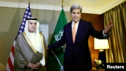 Amerika bosh diplomati Jon Kerri Saudiya Tashqi ishlar vaziri Odil al-Jubayr bilan Jenevada muloqot qilmoqda. 2-may, 2016-yil.