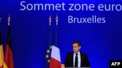 Tổng thống Pháp Nicolas Sarkozy mở cuộc họp báo lúc kết thúc hội nghị thượng đỉnh ở Brussels hôm 27/10/11