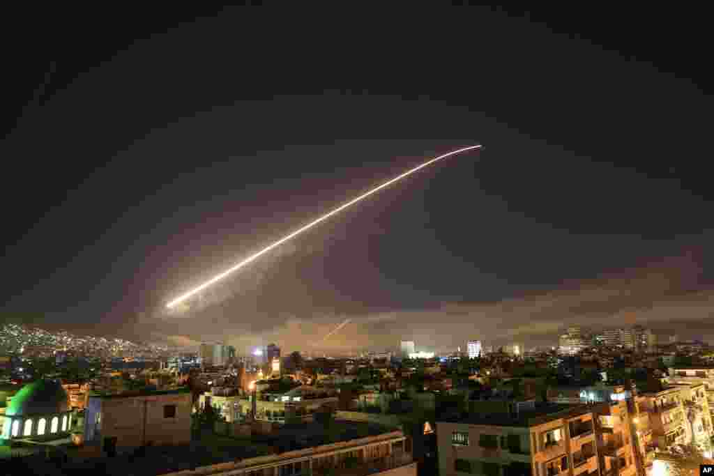 Yadda sararin samaniyan birnin Damascus ya yi haske a lokacin da Amurka da kawayenta ke kai hari a Syria