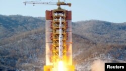 朝鲜官方发布的2016年2月7日在西海导弹发射基地发射一枚远程火箭的照片