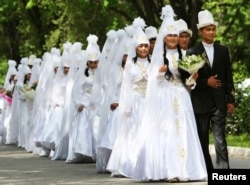 20 juftlikdan iborat ommaviy to'y. Bishkek, Qirg'iziston. 2011-yil