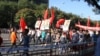 9月18日北京反日示威者手持毛泽东像。韩德强打了对毛泽东持不同政见的老人