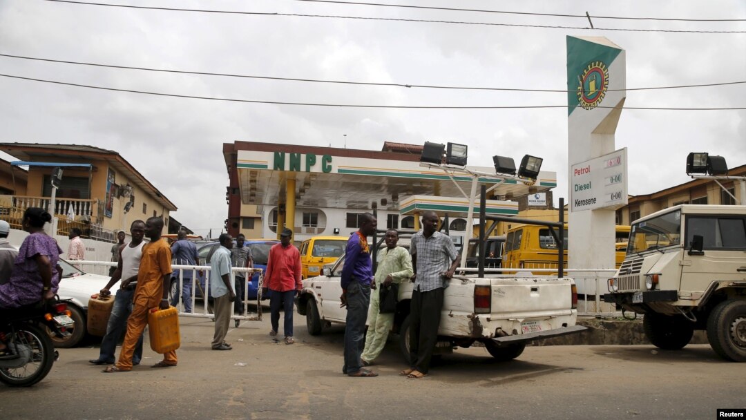 People queue with their vehicles to buy fuel at a fuel station in Agege district in Lagos, Nigeria, April 5, 2016. 