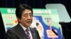 日本首相安倍晋三7月1日在东京首相官邸举行记者会
