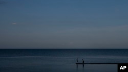 Люди на березі Чорного моря в Одесі, Україна, 23 липня 2023 р. AP Photo/Jae C. Hong
