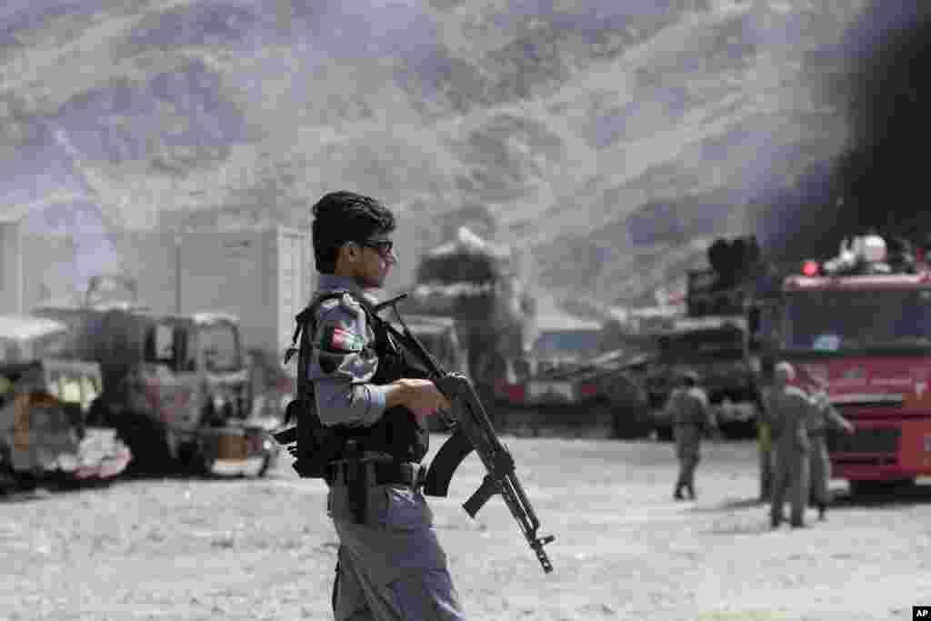 Afg'onistonning Pokiston bilan chegarasi yonida toliblar Amerika bazasiga hamla qilgan. Inshootda portlashlar sodir etilib, mashinalar yoqilgan va NATOning muhim ta'minot yo'li to'silgan. Hujumchilarning bari o'ldirilgani aytiladi.