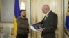 Архівне фото квітня 2022 року: президент України Володимир Зеленський (л) зустрічається з головою представництва Євросоюзу Матті Маасікасом