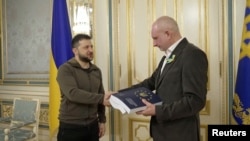 Архівне фото квітня 2022 року: президент України Володимир Зеленський (л) зустрічається з головою представництва Євросоюзу Матті Маасікасом