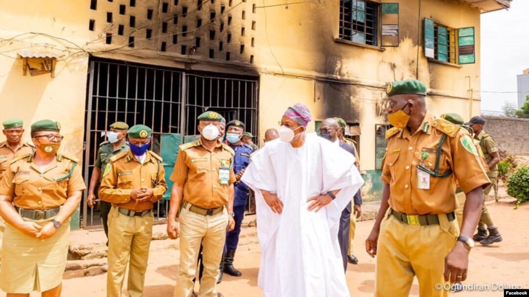 Ministan cikin gida Rauf Aregbesola sanye da fararen kaya (Facebook/Ma'aikatar Cikin gida Najeriya)