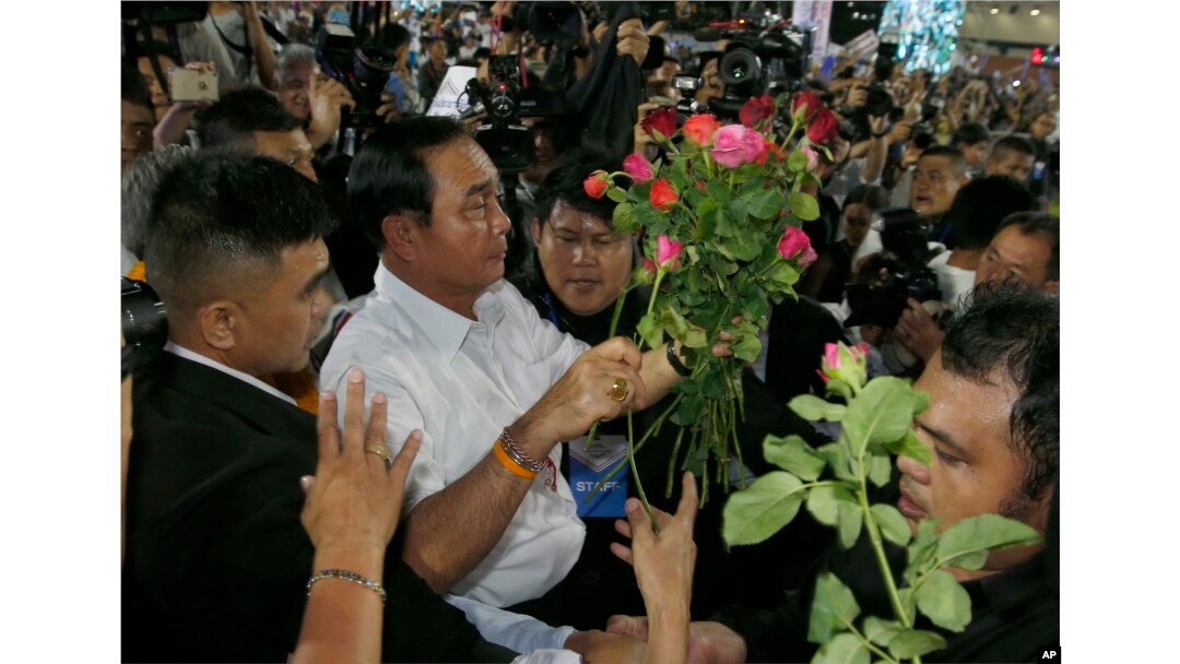 Prayut Chan-ocha of the Palang Pracharat Party receives flowers from supporters during an election campaign rally in Bangkok, Thailand, March 22, 2019.