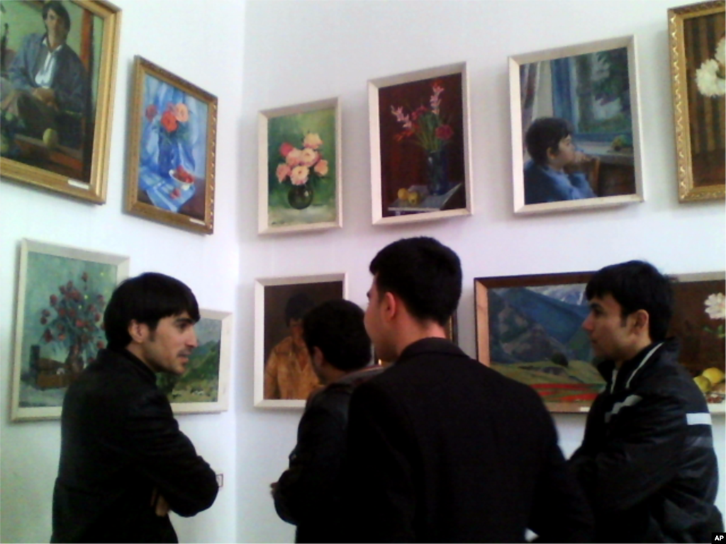 O'zbek rassomi Abdurahmon Ismoilov ijodi bilan tanishayotgan yoshlar