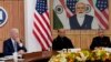 AQSh Prezidenti Jo Bayden (chapda) Hindiston Bosh vaziri Narendra Modi bilan onlayn muloqot o'tkazmoqda, 2022-yil, 11-aprel.