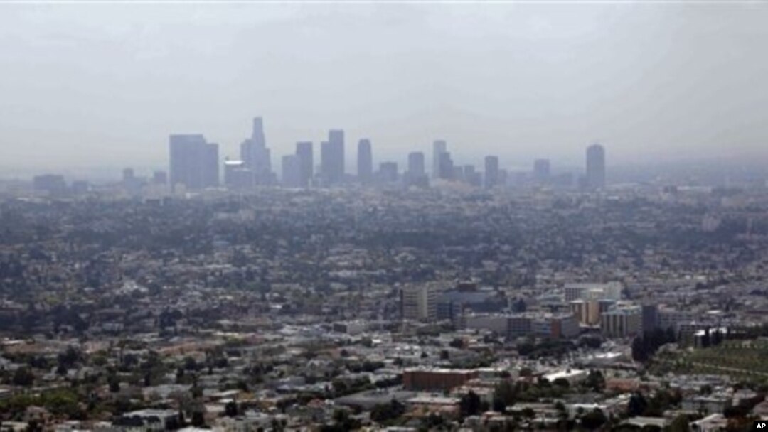 Smog from smokestacks, diesel engines, automobiles, and other sources of pollution, Los Angeles, April 2009 (file photo).