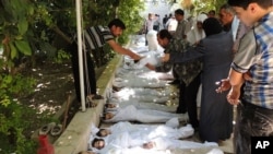 Phe nổi dậy và các nhà hoạt động Syria nói rằng cuộc tấn công bằng vũ khí hóa học đã giết chết hàng trăm thường dân.