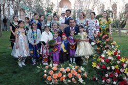 Prezident Emomali Rahmon rafiqasi, farzandlari va nabiralari bilan, 2011