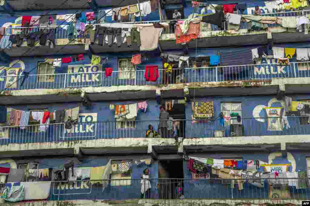 People stand on their balcony in the Mathare slums of Nairobi, a stronghold of Kenyan opposition leader, Oct, 28, 2017. Kenya was stuck in limbo, as a repeat election remained on hold in flashpoint opposition areas, while some picked up the pieces from violent protests that have claimed nine lives.